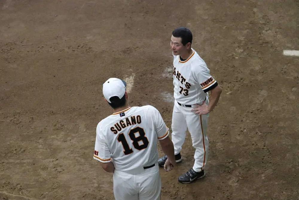 ジャイアンツ球場でブルペン入りした巨人・菅野（左）と桑田投手チーフコーチ