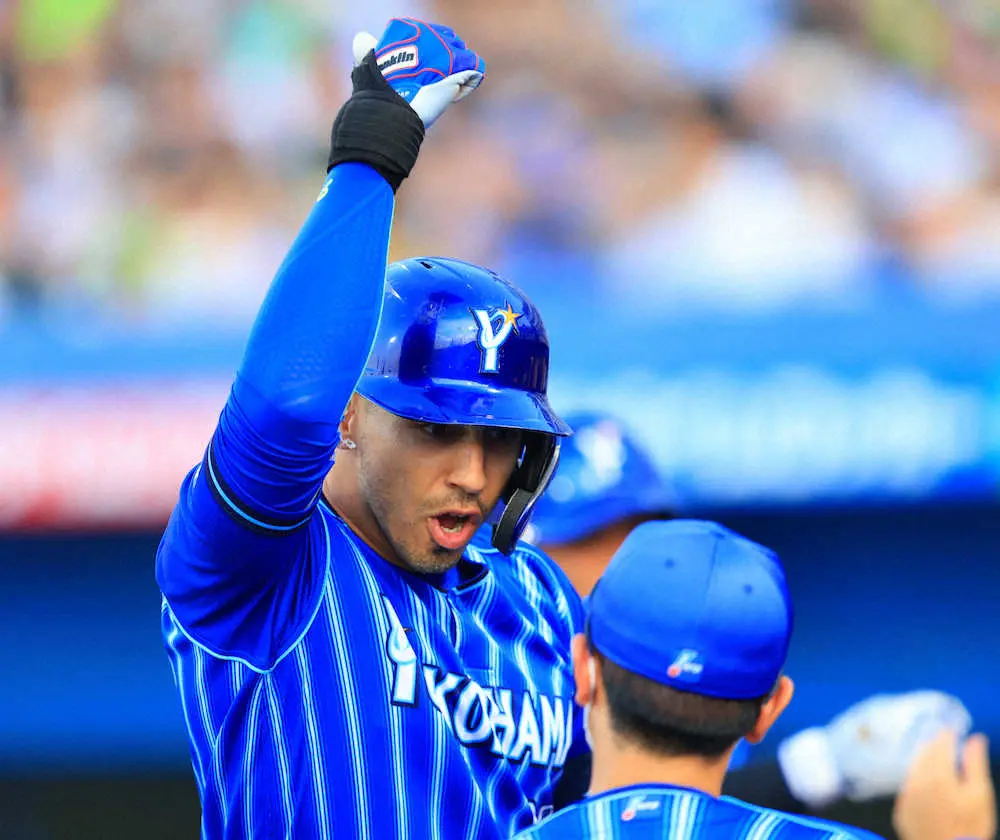 【画像・写真】DeNAソト、守備でヒヤリ　5回に牧の送球が浮いてジャンプで捕球、着地で左足首痛めるも大事に至らず