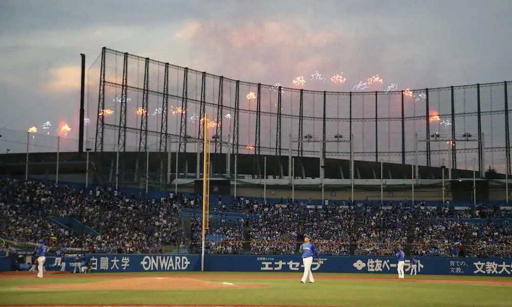 【画像・写真】お隣の花火で神宮球場のヤクルト―DeNA戦が一時中断
