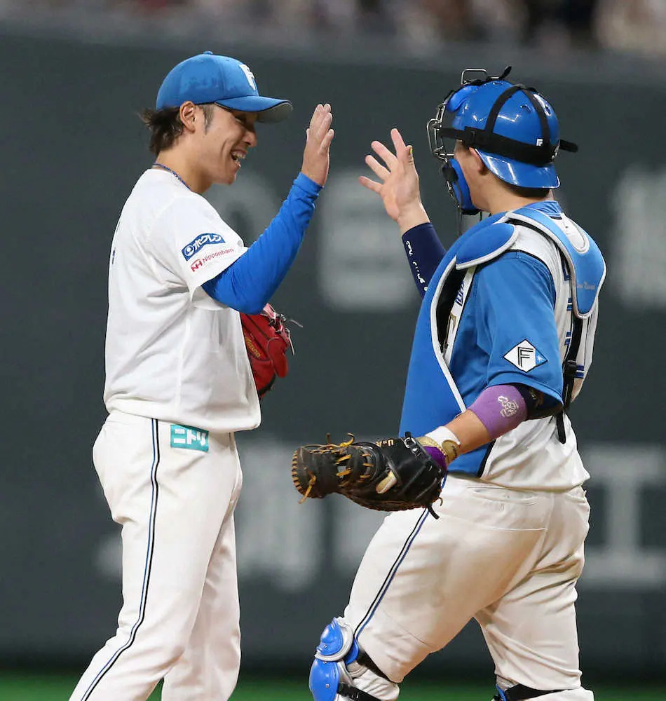 【画像・写真】＜日・オ＞宇佐見と勝利のハイタッチを交わす伊藤（左）（撮影・高橋茂夫）