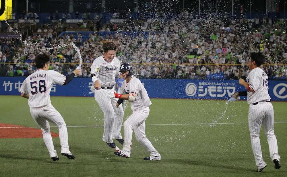 【画像・写真】ヤクルト　サヨナラ勝ちで史上最速M53点灯！塩見が初劇打