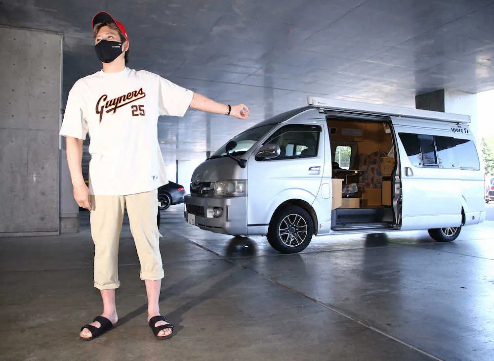 【画像・写真】日本ハム・新庄監督がキャンピングカーで球場入り「いつもスポーツカーばっかし。ボケていこうかな」