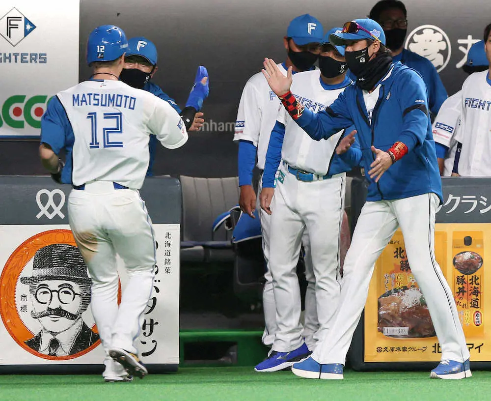 【画像・写真】新庄BIGBOSSも大喜び!“演技派”すぎる走塁にネット反響「楽しくて何回でも観れる」