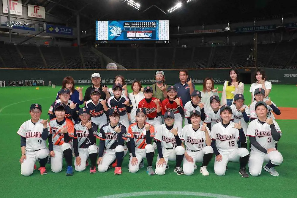 「FIGHTERS　GIRLS　SERIES　2022」の一環で場内スタッフを務めた北海道で活動する女子軟式野球選手（球団提供）