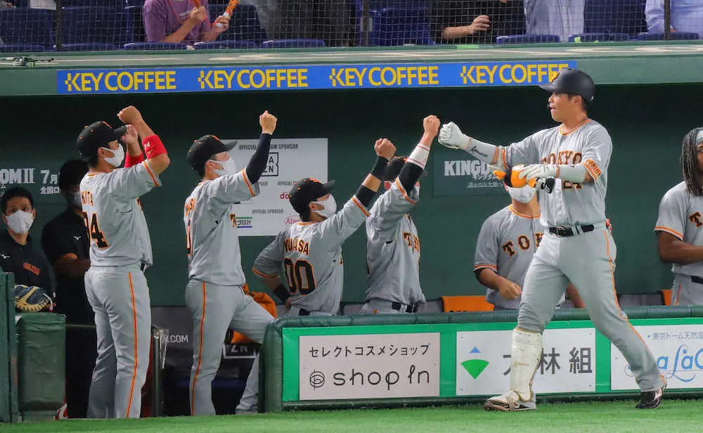 【画像・写真】巨人、鮮やか逆転勝ち！1点追う初回、先頭から5連打で一挙3点　戸郷6回1失点で25日ぶり待望8勝目