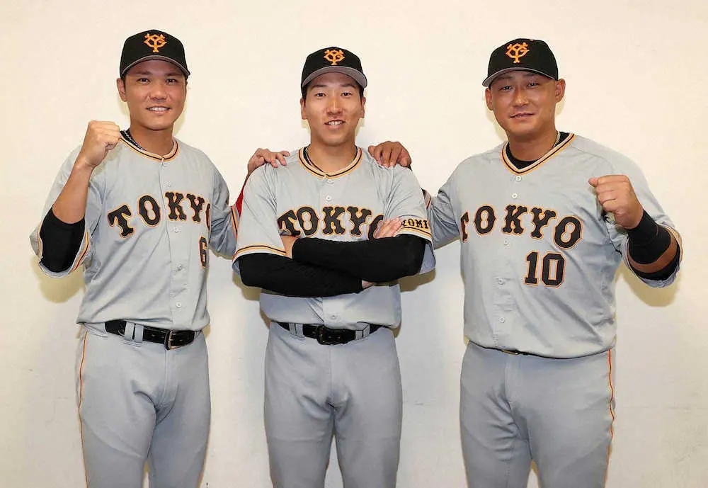 ファン投票でオールスターに選出され笑顔でポーズする（左から）坂本、大勢、中田