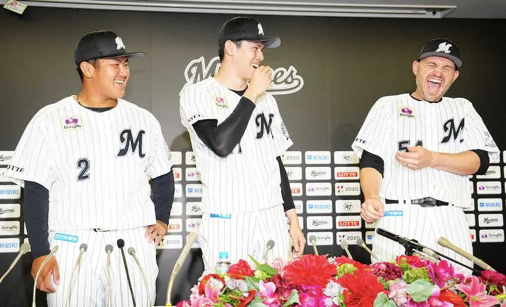 選出されたロッテの3選手。レアード（右）は佐々木朗に寿司を振る舞い笑顔。左は松川（撮影・長久保　豊）