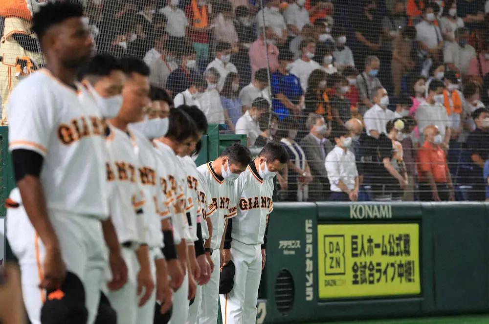 【画像・写真】巨人―DeNA戦前に遊説中に銃撃され亡くなった安倍氏に向け黙とう