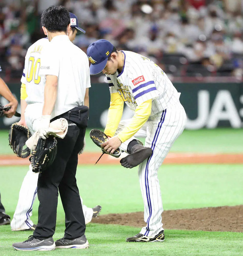 【画像・写真】ソフトバンク又吉緊急降板　右足にアクシデントか