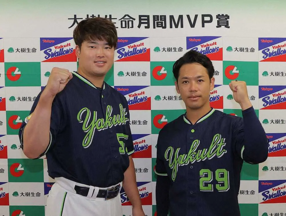 ＜セ・リーグ月間MVP賞＞月間MVP賞を受賞したヤクルト・村上（左）と小川