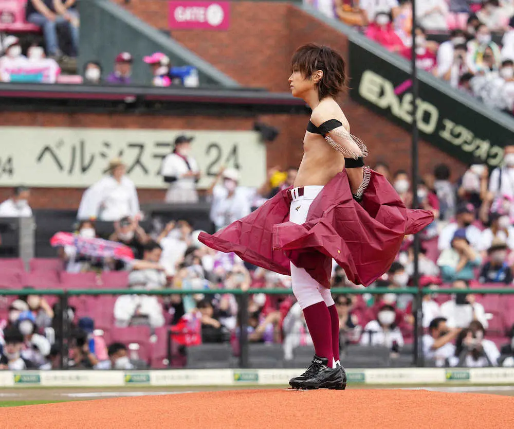 【画像・写真】金爆・鬼龍院翔が「大リーグボール養成ギプス」装着して始球式「外して投げれば150キロ」