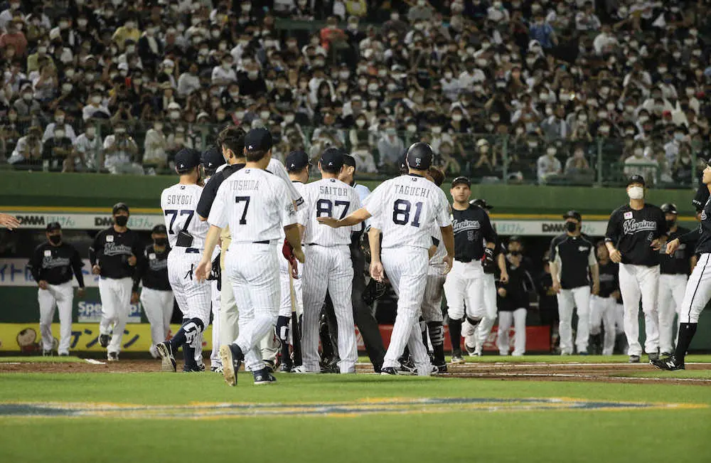 【画像・写真】ロッテ・ゲレーロが危険球退場　来日最速163キロが紅林の頭部に…両軍ベンチ飛び出し騒然