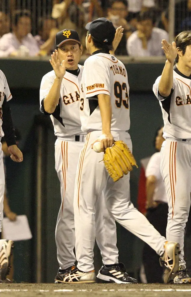【画像・写真】2008年9月24日広島戦でプロ初完投勝利を挙げた巨人先発・東野（背番93）は原監督とハイタッチ