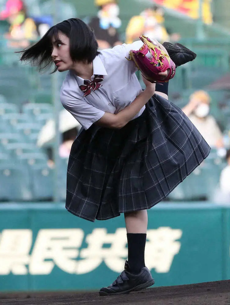 【画像・写真】高校野球ドラマ主演の“野球女子”池田朱那　始球式でノーバン投球「グラウンドに立てて光栄」