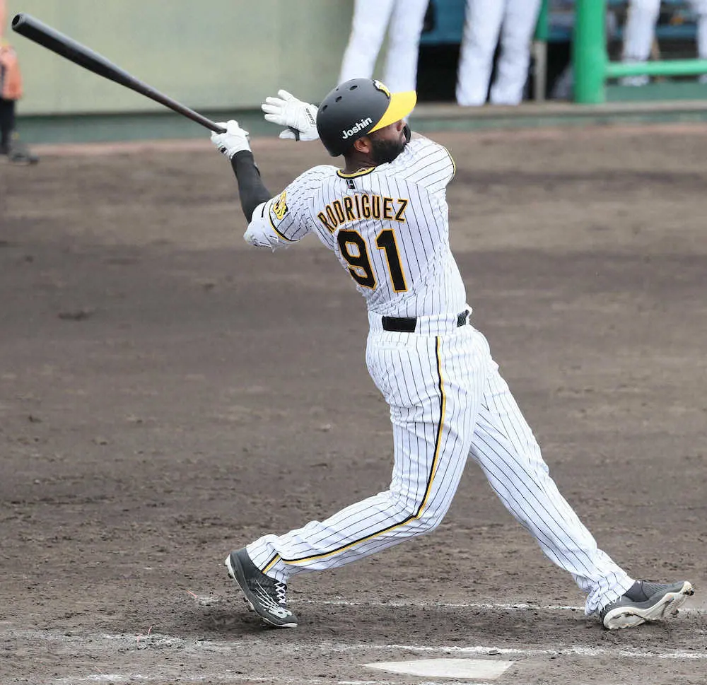 【画像・写真】阪神の「A・ロッド」足で魅せた!　巨体揺らす激走で本塁生還　実戦3戦目でフル出場