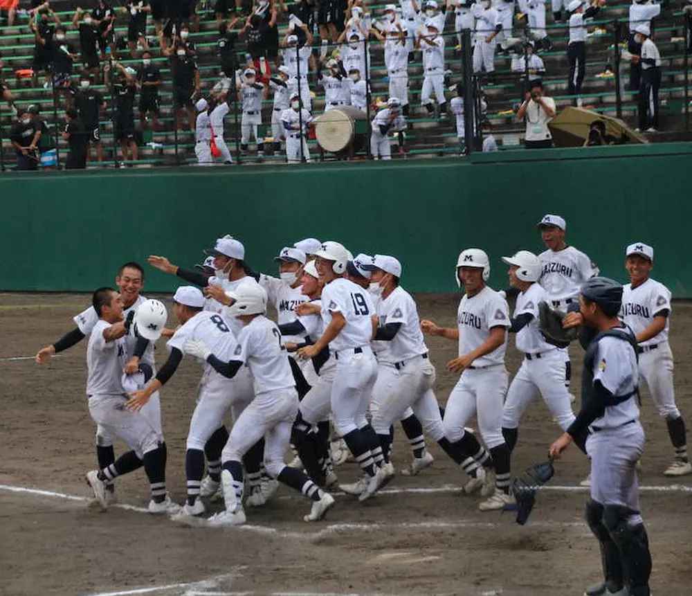 【画像・写真】大分舞鶴サヨナラ4強　選抜出場校の意地見せた！殊勲の甲斐主将「打った球は覚えてない」