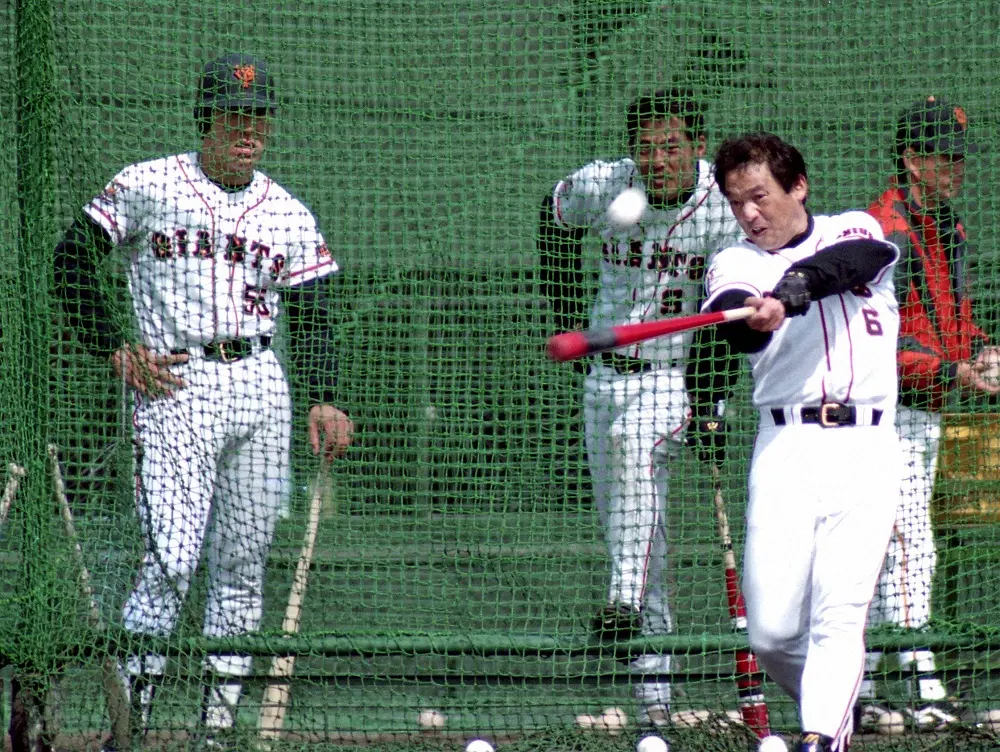 【画像・写真】1995年春のキャンプで松井(左)が見守る中、落合がサク越え連発（中央は村田真）