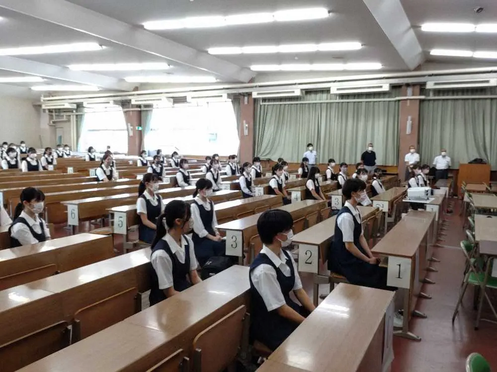 【画像・写真】「10年越しの夢」「甲子園で会おうね」――市立西宮高でプラカードガール合格発表