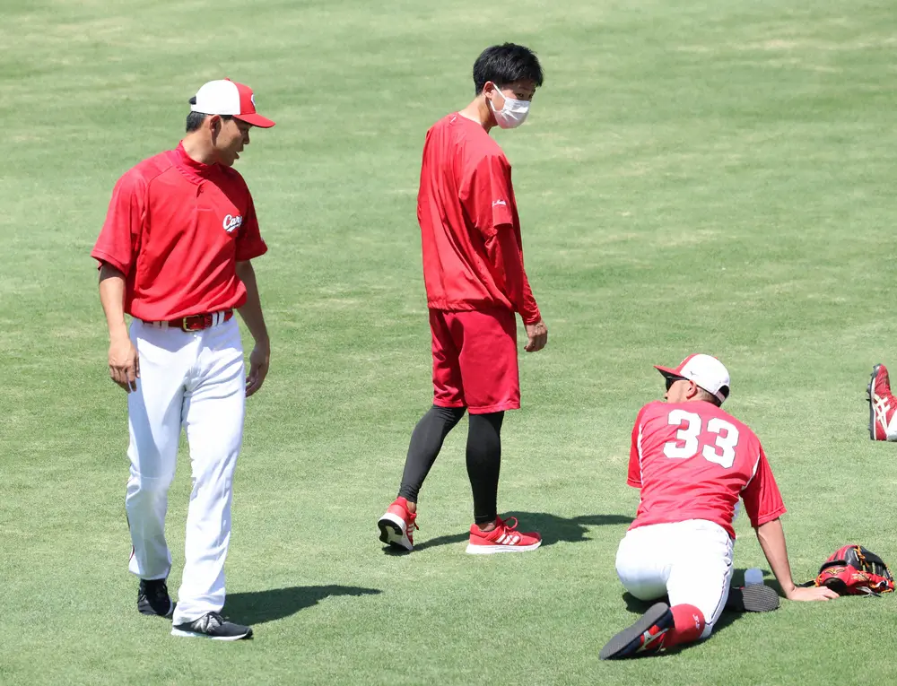 【画像・写真】広島・菊池涼（右）と話す秋山　（撮影・奥　調）