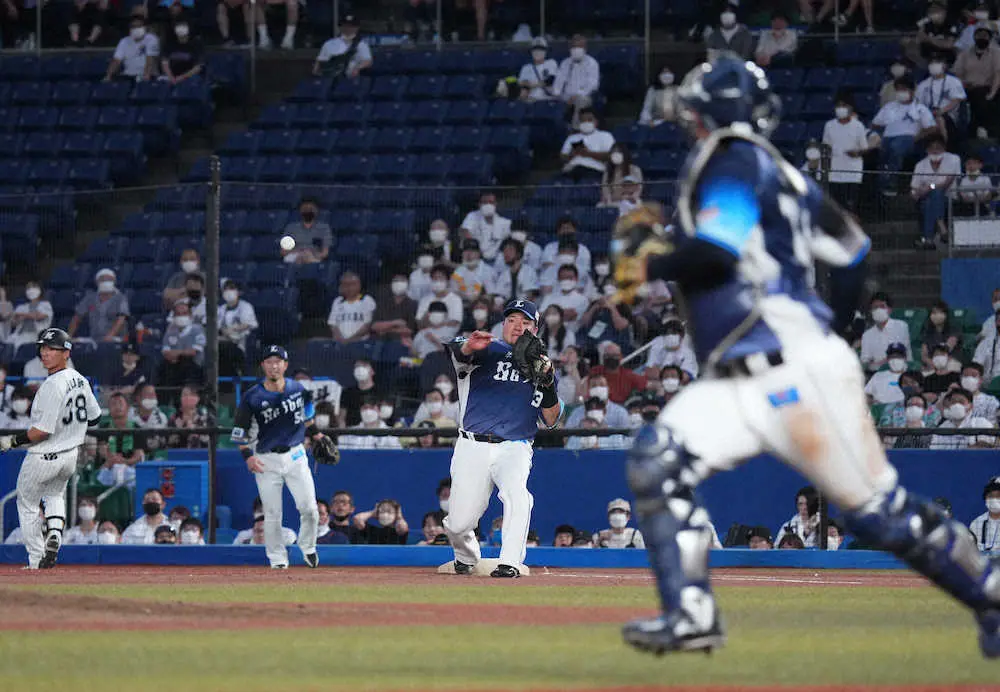 【画像・写真】えっ、誰もいない！　西武・山川が無人の三塁へ送球、同点の生還許す　28号特大弾も