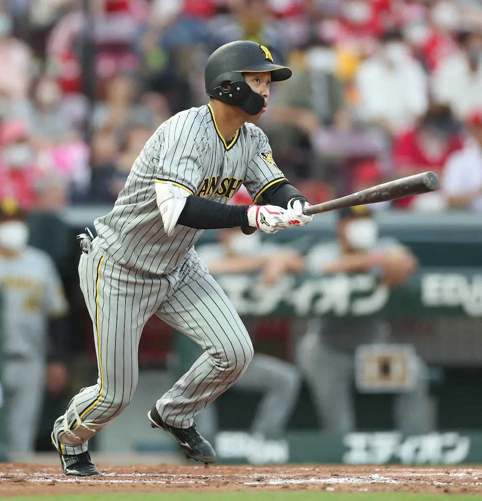 ＜広・神＞2回2死一塁、島田は右翼線に適時二塁打を放つ（撮影・坂田　高浩）