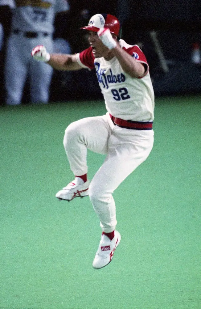 【画像・写真】1996年7月20日、6回に代打で3ランを放った山本はジャンプしながら雄叫びを上げた
