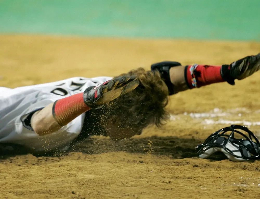 【画像・写真】2004年7月11日、先制の単独ホームスチールを決める日本ハムのSHINJO（新庄）