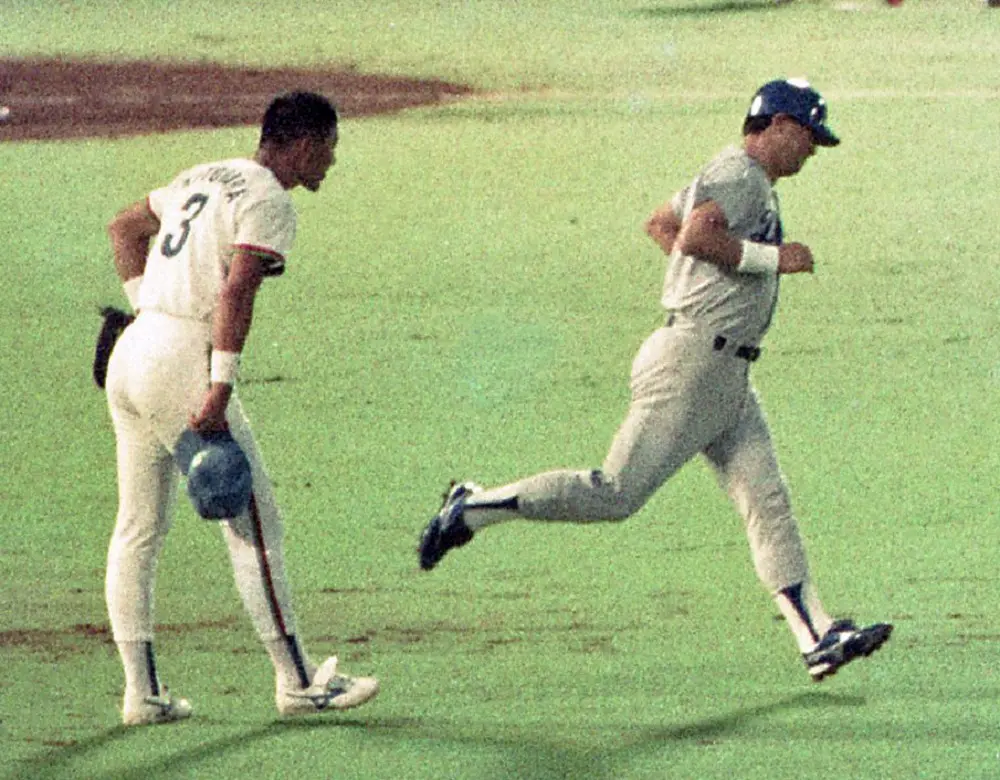 【画像・写真】1990年7月25日、野茂から逆転2ランを放った落合に清原が脱帽