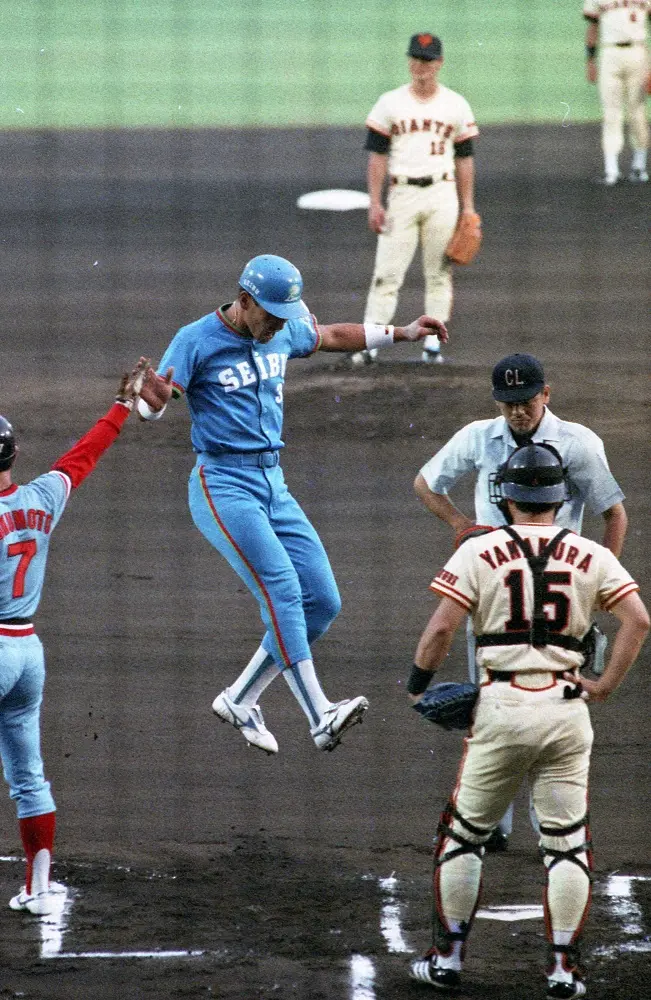【画像・写真】1987年7月28日、初回1死一塁、桑田の内角高めの速球をガツンと甲子園のレフトスタンドへ叩き込み、「やられた」とマウンド上でガックリする桑田と、清原はジャンプ一番、はずむホームイン