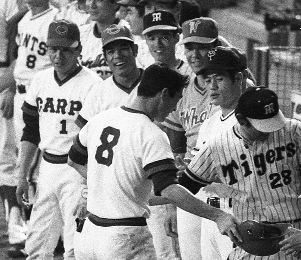 【画像・写真】1975年7月19日、２回、２ランを放った山本浩二（手前右、８）を迎える衣笠