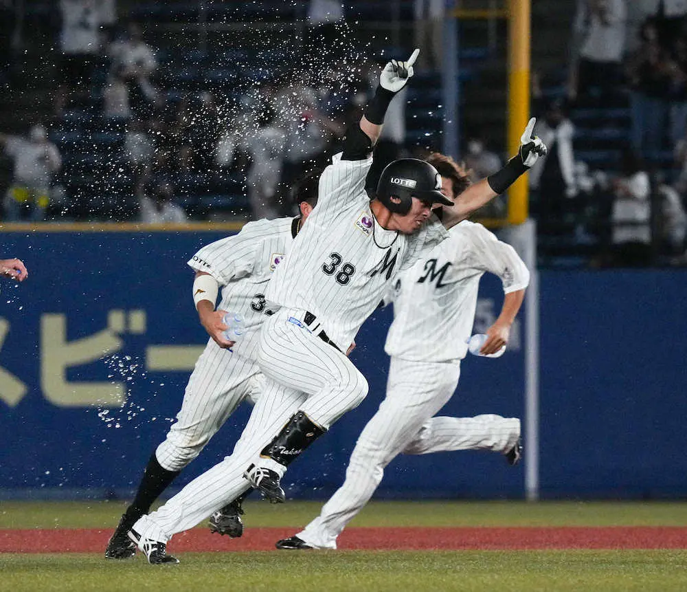 【画像・写真】ロッテ・井口監督　劇的逆転サヨナラで通算300勝！　9回代打・岡で同点、高部が決めた