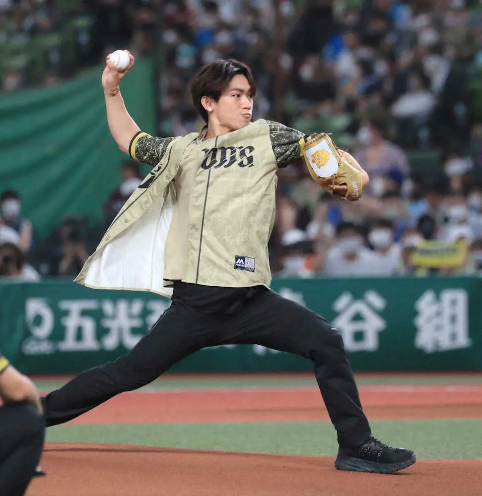 【画像・写真】所沢出身NAOTOが始球式　見事ストライク投球も107キロに「リベンジさせて」