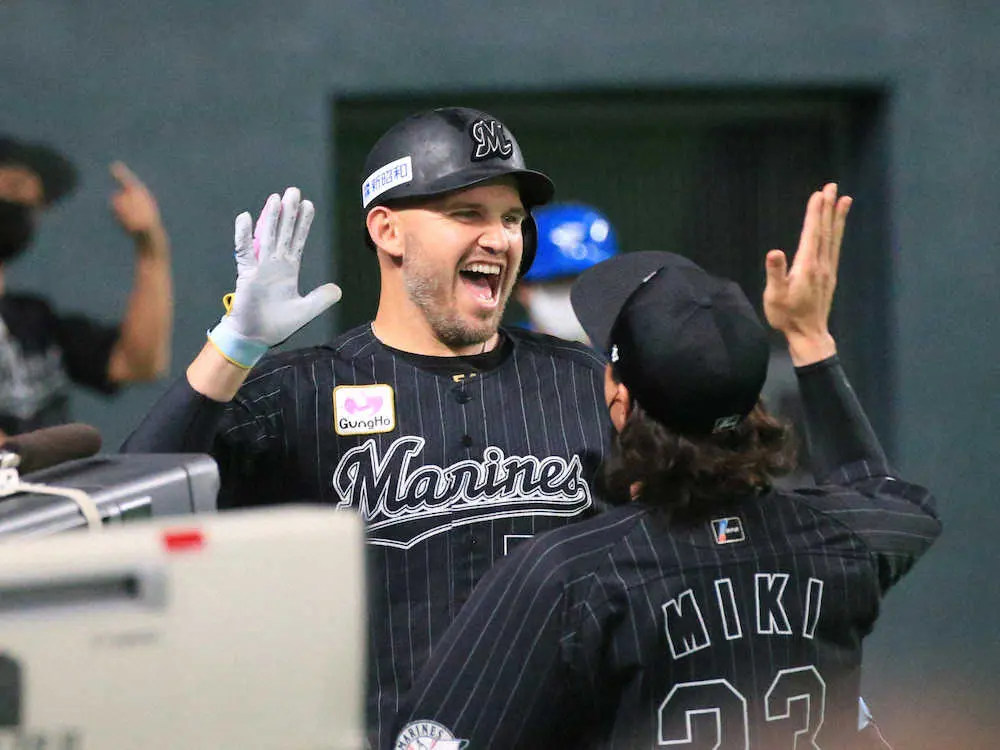 【画像・写真】ロッテが序盤の5点差を中盤でひっくり返す　井上、レアードが連発！レアード「自分も続きたかった」