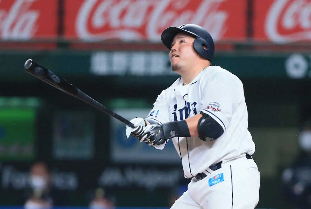 【画像・写真】西武・山川が好守連発！ストライク送球で本塁憤死　横っ飛びから一塁トス　前カードでは2戦3失策