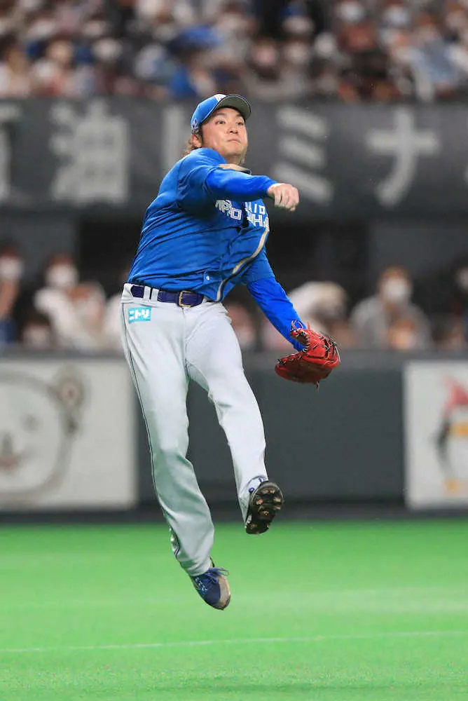 ＜日・ロ＞3回、高部のバントに飛びついた伊藤は一塁へ暴投しピンチを広げる（撮影・西川祐介）
