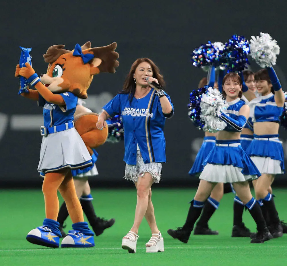 【画像・写真】札幌出身・大黒摩季が日本ハム―ロッテ戦前にスペシャルライブ　道産子を“熱くした”