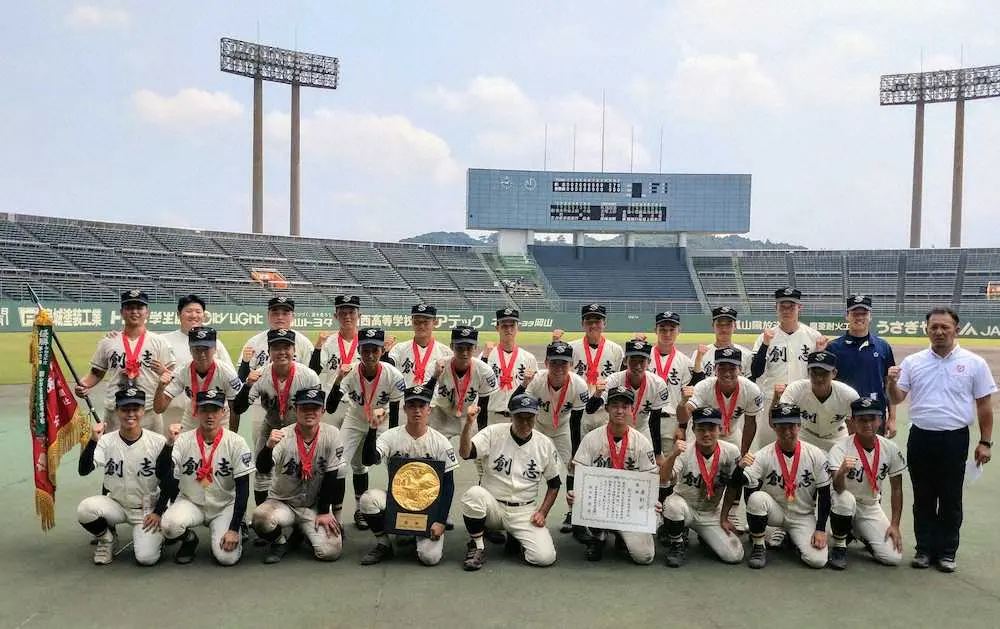 【画像・写真】創志学園　長沢監督の最後の夏に4年ぶり3度目聖地切符「本当に弱いチームがここまで成長。感慨深い」