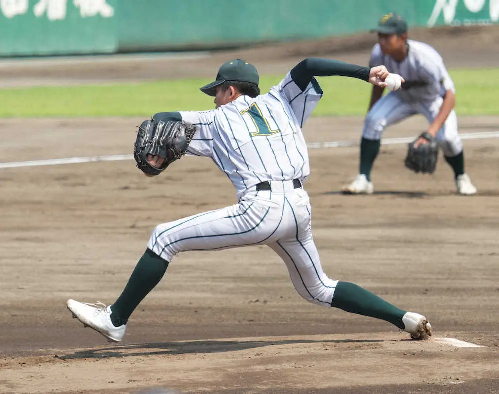 【画像・写真】鶴岡東・小林廉、幻惑投法で3年ぶり7度目聖地導いた　「気持ちよく打たせないように」上手と横手使い分け