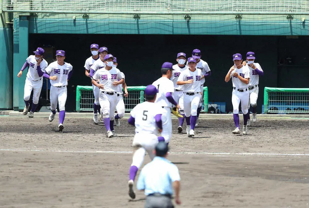 【画像・写真】天理、敬意の全力野球で21点!笑顔なき5年ぶり夏切符　コロナ禍で主力欠く相手思い…　