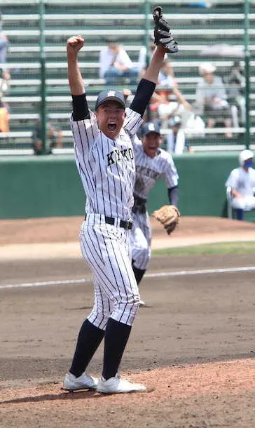 【画像・写真】九国大付、選抜8強の底力で夏切符　「神のような存在」のエース香西“代役”2年生・池田が3安打完封