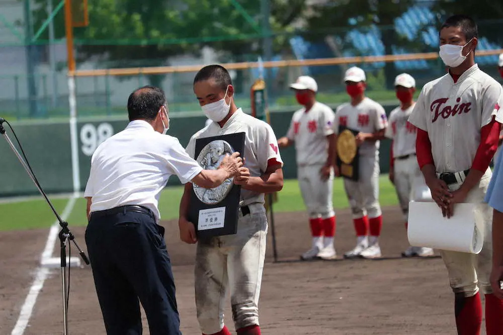 【画像・写真】＜智弁和歌山－桐蔭＞準優勝盾を受ける桐蔭・有本主将（紀三井寺公園野球場）