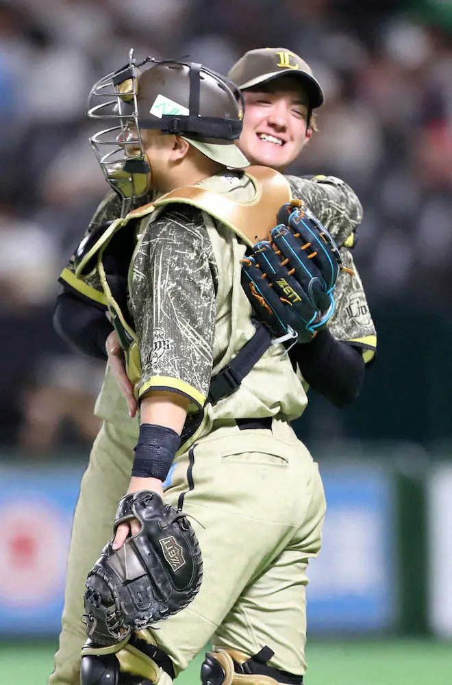 【画像・写真】西武・与座　仲間に感謝のプロ初完封「友哉も工夫してくれた」　辻監督からは「背中を押してもらいました」