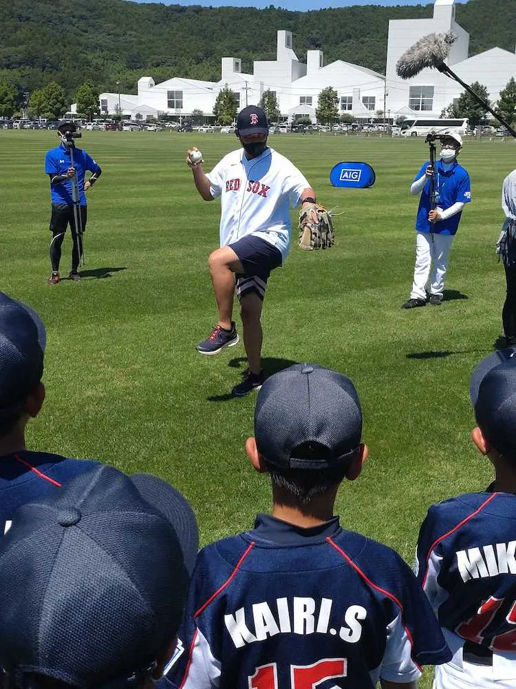 【画像・写真】松坂大輔氏が少年少女に初指導　レッドソックスのユニ姿で「キャッチボールでも色々な練習できる」