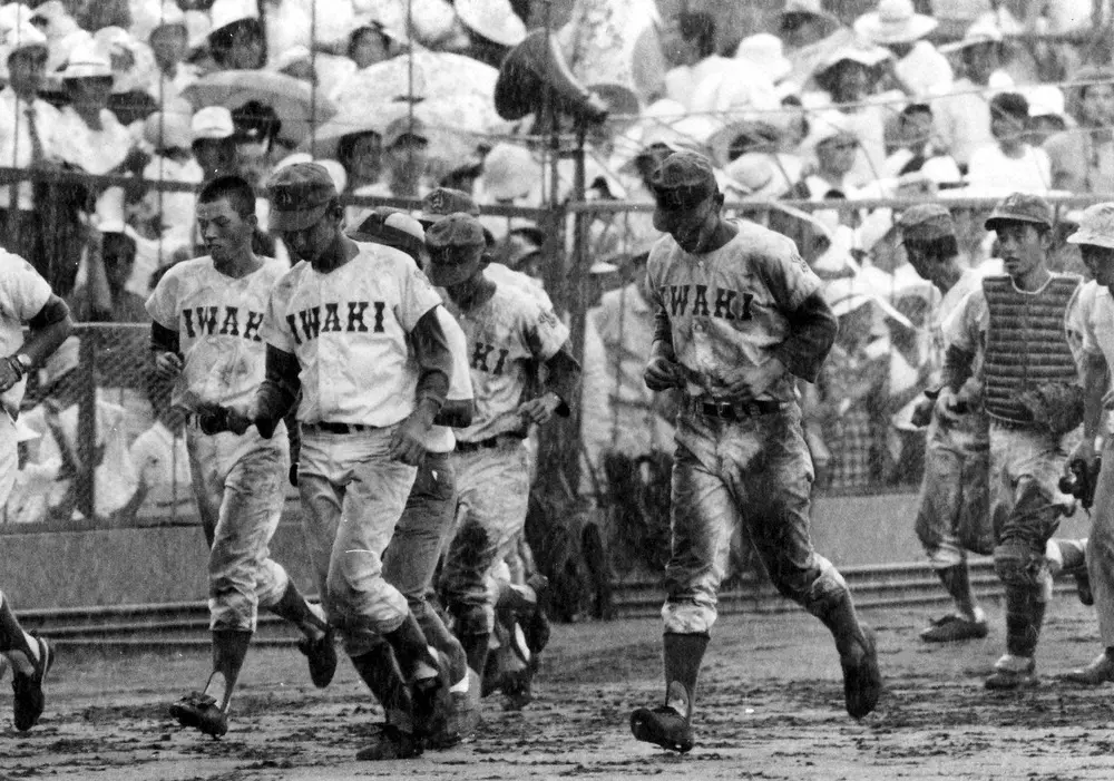 【画像・写真】決勝戦で桐蔭学園に敗れがっくりと引き揚げる磐城ナイン