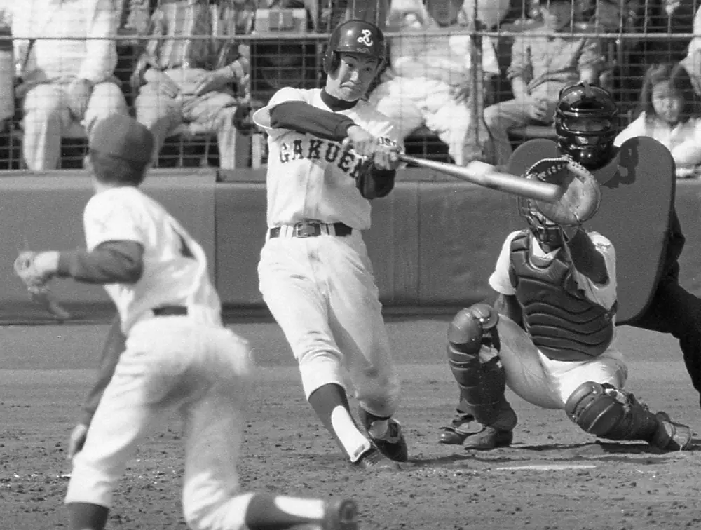 【画像・写真】関東一との選抜大会決勝の７回、適時二塁打を放つ片岡