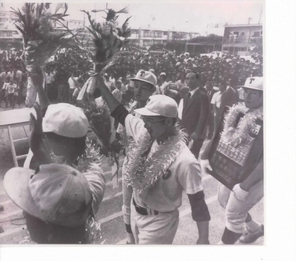 【画像・写真】準優勝の東邦ナインは花束を手に出迎えに応える（左から）森田主将、大矢、坂本