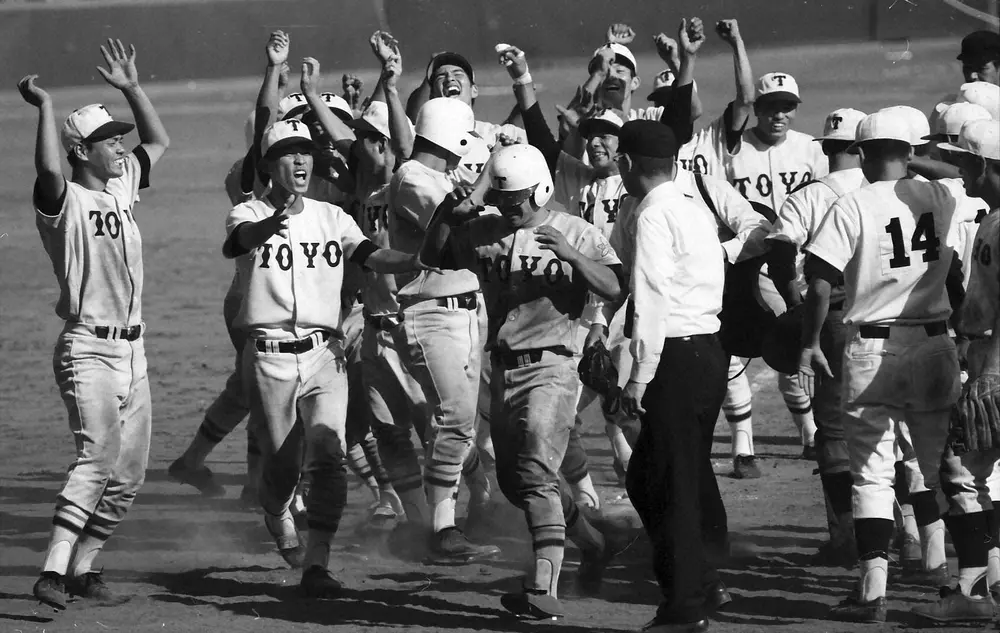 【画像・写真】10回、東洋大姫路・安井が東邦・坂本から右越えにサヨナラ3ランホームランを放ち優勝を決める