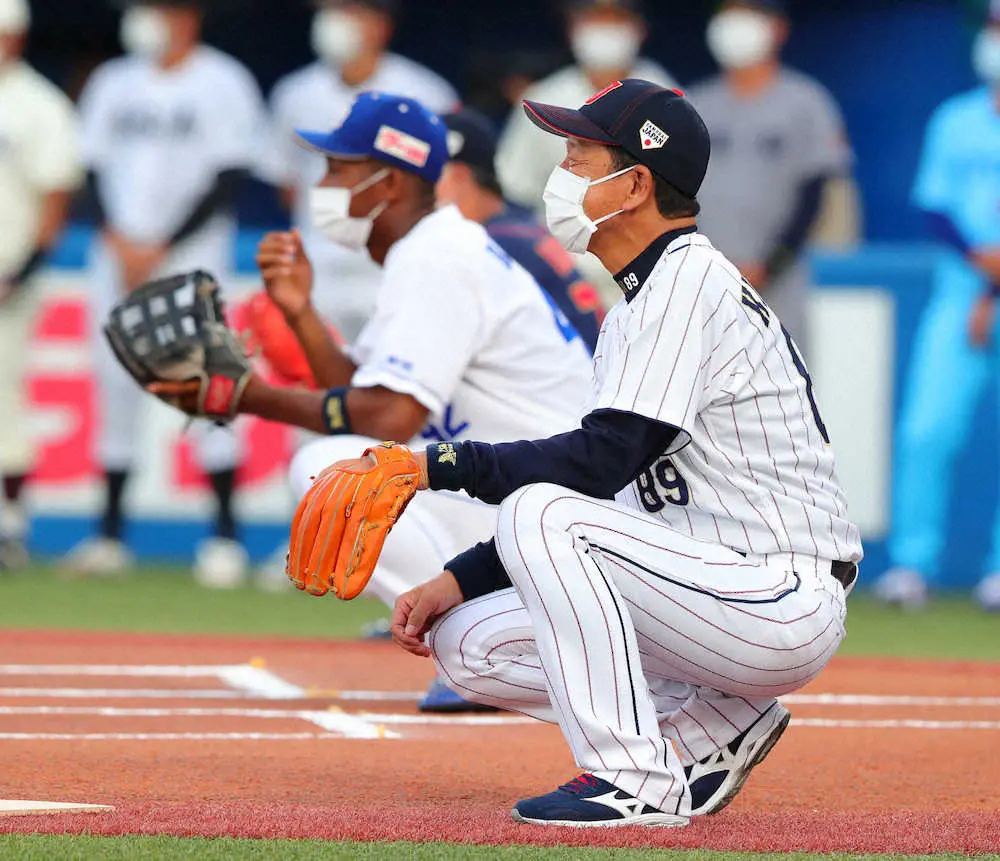 【画像・写真】斎藤佑樹氏が神宮のプロ・アマ記念試合でファーストピッチ　栗山監督が捕手役で「凄く緊張した」
