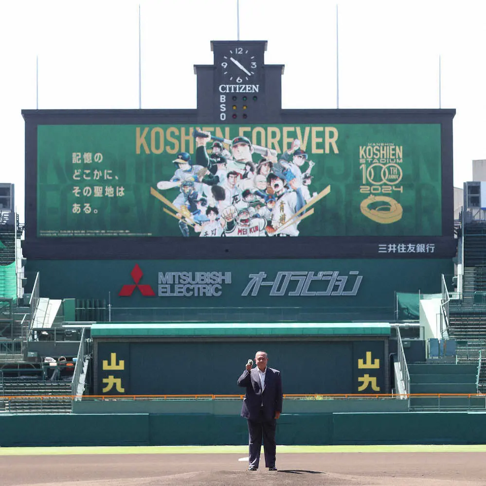 甲子園球場のビジョンで披露された野球漫画のオリジナル映像を背にポーズを決める太田幸司氏（撮影・坂田　高浩）