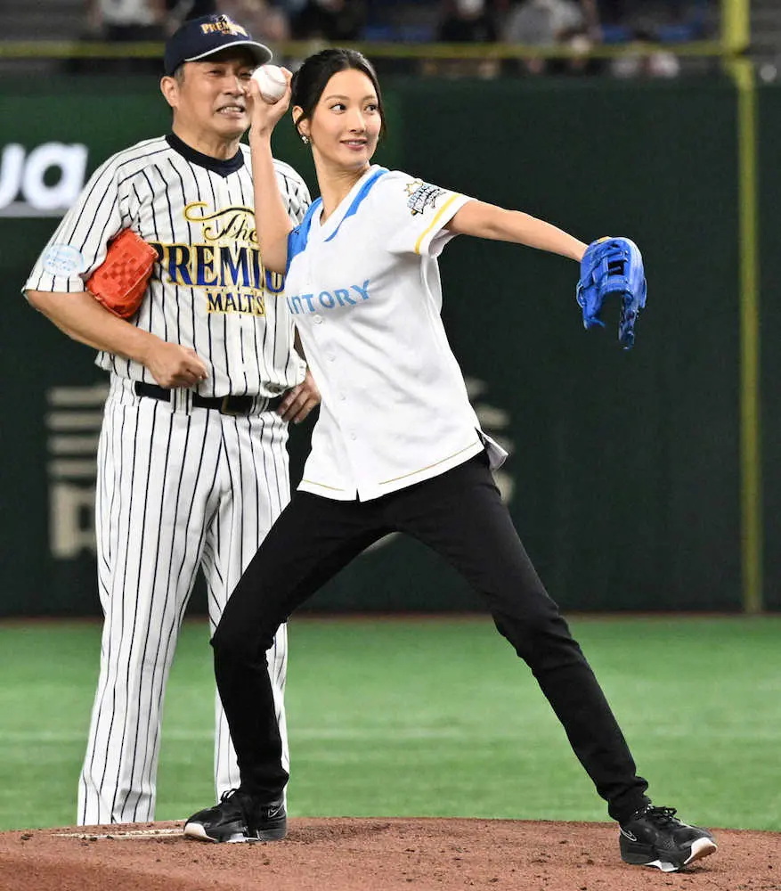 【画像・写真】ドリームマッチ3年ぶり開催　菜々緒が始球式、5回目で「初めてうまくいった」